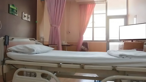 记者：阿代米赛后在更衣室和大家说了很抱歉，他很难过